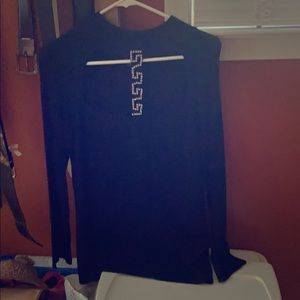 Woman’s long sleeve thin material not itchy